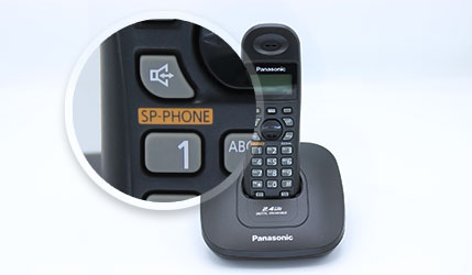  <p>وجود کلید اسپیکر روی گوشی بی سیم KX-TG3611BX امکان مکالمه بدون دخالت دست را برای شما فراهم می‌کند. در بسیاری از مواقع، همزمان با مکالمه با تلفن، دوست داریم به کارهای دیگرمان هم رسیدگی کنیم. در این شرایط کافیست کلید اسپیکر تلفن&nbsp;پاناسونیک ۳۶۱۱&nbsp;را فشار داده و گوشی را روی میز یا هر مکان دیگری قرار دهید. اکنون می‌توانید به صورت Handsfree با تلفن صحبت کنید.</p> 