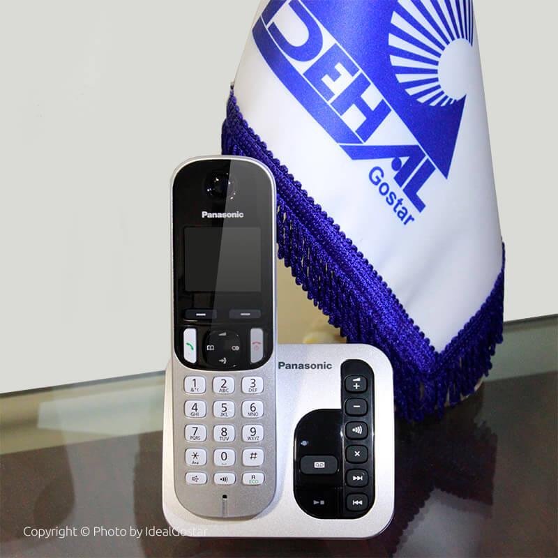 گوشی تلفن بی سیم پاناسونیک KX-TGC220 روی میز